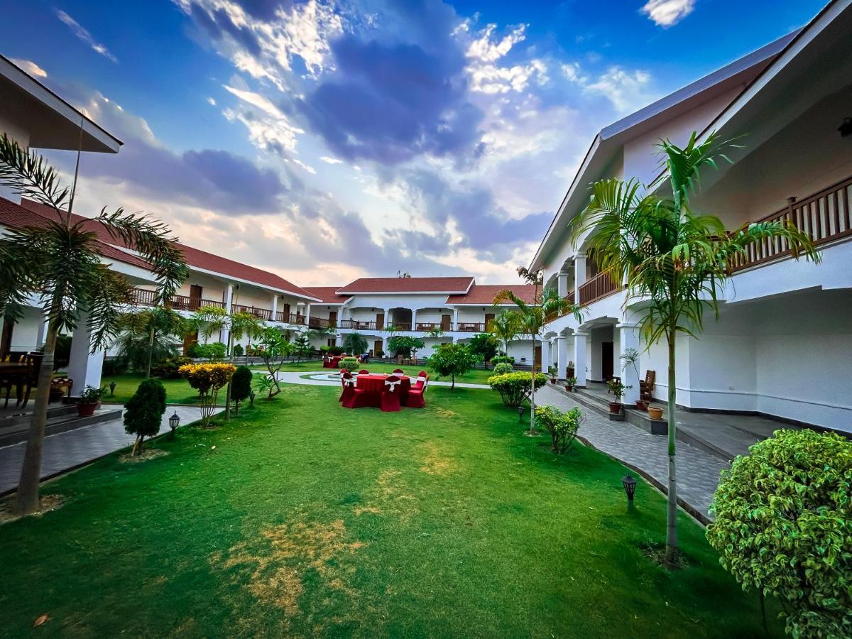 Hotel Earth Light Sauraha شيتوان المظهر الخارجي الصورة