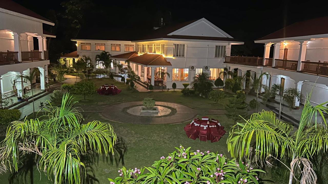 Hotel Earth Light Sauraha شيتوان المظهر الخارجي الصورة